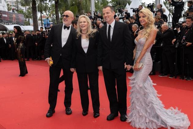 B Monte des marches du film Furiosa A Mad Max Saga lors du 77eme Festival International du Film de Cannes Laurent Bouzereau, Faye Dunaway et son fils Liam Dunaway O Neill, McKinzie Roth MontÃ e des marches du film Â Furiosa A Mad Max Saga Â pour la cÃ?rÃ monie d?ouverture du 77eme Festival International du Film de Cannes, au Palais des Festivals Ã Cannes On may 15th 2024 Olivier Borde Bestimage Red carpet of the movie Â Furiosa A Mad Max Saga Â for the opening of the 77th Cannes International Film Festival at the Palais des Festivals in Cannes, France On may 15th 2024 Cannes France  Copyright: xOLIVIERxBORDEx xBESTIMAGExOLIVIERxBORDEx xBESTIMAGEx