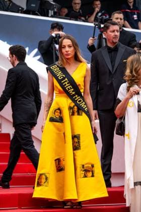Entertainment Bilder des Tages Cannes - Israeli Hostages Support at Screening of Mad Max Furiosa AAR A woman wearing a yellow dress calling for the release of Israeli hostages held by Hamas movement, seen on the stairs, prior the screening of Mad Max ?Furiosa?, as part of 77th edition of Cannes Film Festival, in Cannes, France, on May 15, 2024. Photo by Ammar Abd Rabbo ABACAPRESS.COM Cannes France  Copyright: xAbdxRabboxAmmar ABACAx