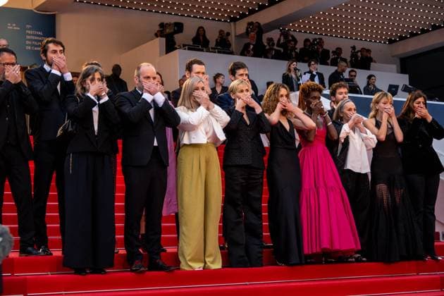 Entertainment Bilder des Tages Cannes - Judith Godreche Me Too Action at Screening of Mad Max Furiosa AAR Judith Godreche (center) and her daughter Tess Barthelemy (right) cover their mouth in a ?Me Too? in French cinema action, as they attend the screening of Mad Max ?Furiosa?, as part of 77th edition of Cannes Film Festival, in Cannes, France, on May 15, 2024. Photo by Ammar Abd Rabbo ABACAPRESS.COM Cannes France  Copyright: xAbdxRabboxAmmar ABACAx