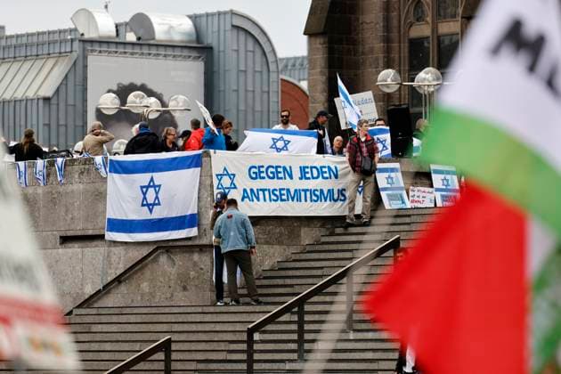 News Themen der Woche KW20 News Bilder des Tages Teilnehmer einer Pro-Israel-Demo in Sichtweite einer Pro-Palästina-Demo auf dem Bahnhofsvorplatz. Die Demonstranten schwenken Fahnen von Israel und wenden sich gegen Antisemitismus. Köln, 15.05.2024 NRW Deutschland *** Participants of a pro Israel demonstration in sight of a pro Palestine demonstration on the station forecourt The demonstrators wave flags of Israel and speak out against anti-Semitism Cologne, 15 05 2024 NRW Germany Copyright: xChristophxHardtx