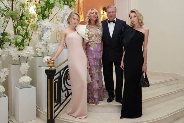 Entertainment Bilder des Tages Cannes - Prince Charles of Bourbon And Family At Carlton Hotel HRH Prince Charles of Bourbon Sicily with his wife Camilla Crociani and their daugthers Princess Maria Carolina (left), Princess Maria Chiara (right) pose at Carlton Hotel before going to gala during 77th Cannes Film Festival in Cannes, France on May 15, 2024. Photo by Marco Piovanotto ABACAPRESS.COM Cannes France  Copyright: xPiovanottoxMarco ABACAx
