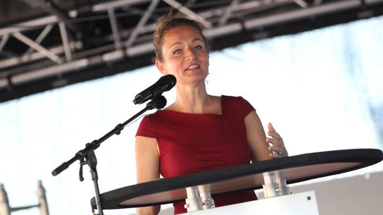 Auftaktveranstaltung zum Europawahlkampf der Partei Das Bündnis Sahra Wagenknecht Vernunft und Gerechtigkeit auf dem Fischmarkt in Hamburg. Die von der Partei Die Linke zum BSW übergetretene Bundestagsabgeordnete Zaklin Nastic spricht auf der Bühne. Altona Hamburg *** Kick-off event for the partys European election campaign The Sahra Wagenknecht Alliance for Reason and Justice at the fish market in Hamburg Zaklin Nastic, member of the Bundestag who switched from the Left Party to the BSW, speaks at the Altona Hamburg stage