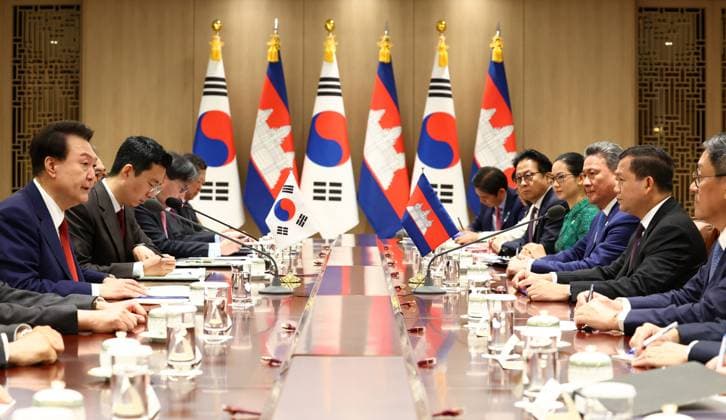 News Bilder des Tages S. Korea-Cambodia summit S. Korea-Cambodia summit President Yoon Suk Yeol (L) speaks during a summit with Cambodian Prime Minister Hun Manet (2nd from R) at the presidential office in Seoul on May 16, 2024. (Pool photo) (Yonhap) 2024-05-16 11:00:07 < 1980-2024 YONHAPNEWS AGENCY. .> ¼­¿ïÆ¯º°½Ã EDITORIAL USE ONLY  Copyright: xx PYH2024051606710031500 YonhapxNewsx yonphotos230973