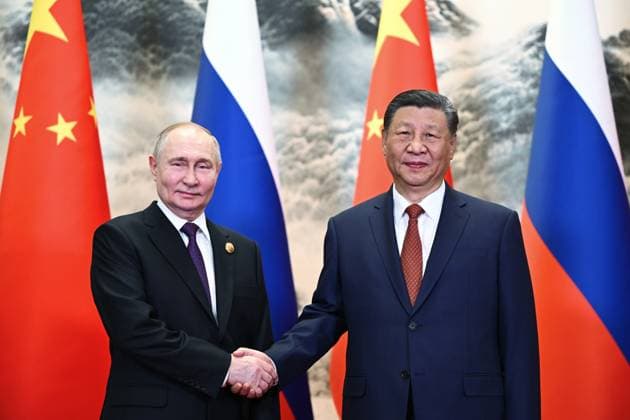 News Bilder des Tages China Russia 8684016 16.05.2024 Russian President Vladimir Putin and Chinese President Xi Jinping shake hands as they pose for photos before a meeting in narrow format at the Great Hall of the People in Beijing, China. Sergey Guneev Sputnik Beijing China  Copyright: xSergeyxGuneevx