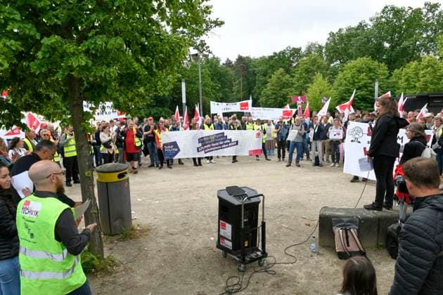 16 05 2024 Deutsche Telekom collective bargaining round with demonstrations rallies warning strikes in front of Euro 2024 soccer stadiums Telekom employees at the Frankfurt Darmstadt Wiesbaden sites are protesting today with the VERDI union in front of the European Championship stadium in Frankfurt Waldstadion for an improved offer from emplo