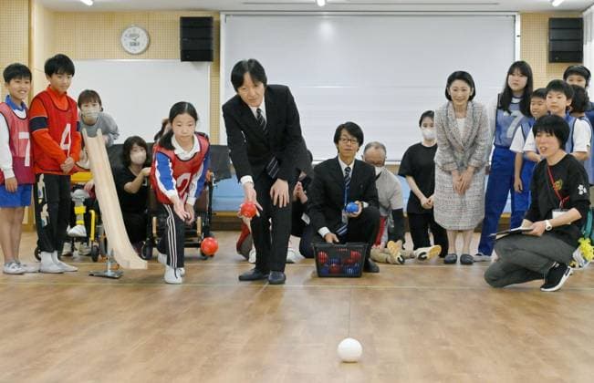 Entertainment Bilder des Tages Crown Prince Fumihito at school for disabled children Japanese Crown Prince Fumihito plays boccia with disabled children at their school in Kobe, western Japan, on May 16, 2024. (Pool photo)  A14AA0002842043P