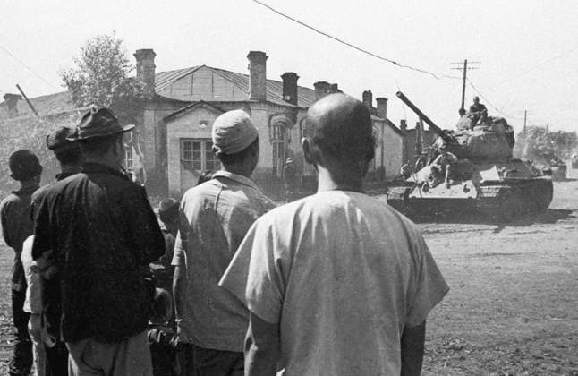 TANKS 60119 01.09.1945 Soviet tanks passing a Manchurian village. Israel Sputnik China  Copyright: xIsraelx