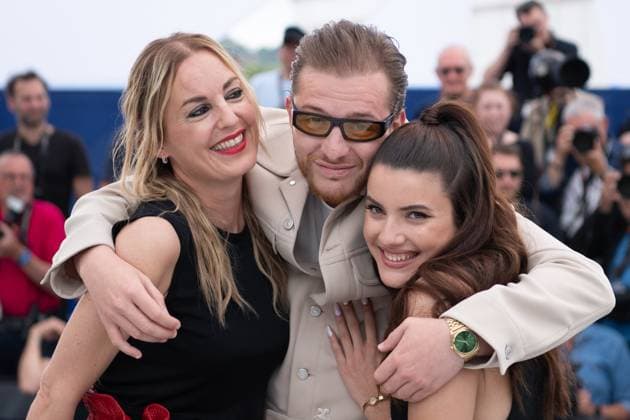 Entertainment Bilder des Tages Cannes Diamant Brut Photocall Agathe Riedinger, Idir Azougli and Malou Khebizi attending the Diamant Brut Photocall as part of the 77th Cannes International Film Festival in Cannes, France on May 16, 2024. Photo by Aurore Marechal ABACAPRESS.COM Cannes France  Copyright: xMarechalxAurore ABACAx