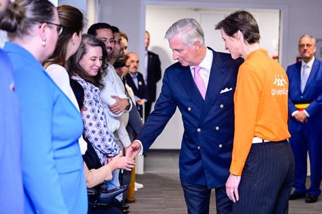 Entertainment Bilder des Tages King Philippe - Filip of Belgium meets personnel at a royal visit to asbl DiversiCom, in Brussels, Thursday 16 May 2024. Since its creation in 2014, DiversiCom has been working to promote diversity in the workplace and facilitate the employment of persons with disabilities based on their own competencies.  LAURIExDIEFFEMBACQ 92769124