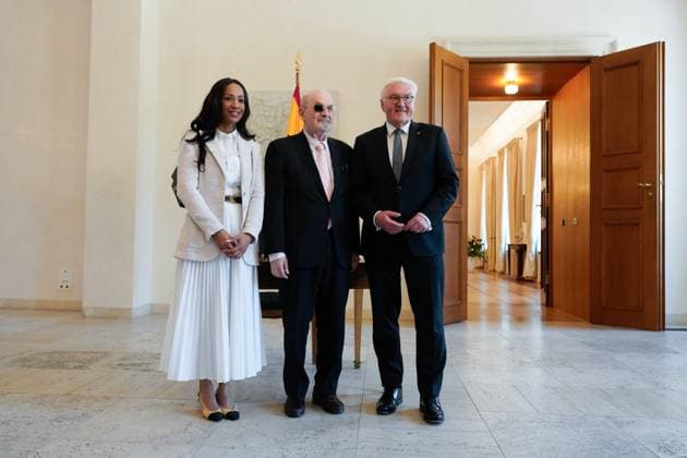 Federal President Steinmeier, author Salman Rushdie Federal President Frank Walter Steinmeier receives author Salman Rushdie at Bellevue Palace Berlin Berlin GER
