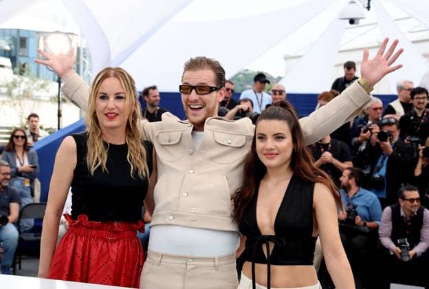 Photocall du film Diamant brut lors du 77eme Festival International du Film de Cannes Agathe Riedinger, Idir Azougli et Malou Khebizi au photocall du film Diamant brut lors du 77eme Festival International du Film de Cannes, France, le 16 mai 2024 Jacovides Moreau Bestimage Diamant Brut Wild Diamond Photocall at the 77th annual Cannes Film Festival at Palais des Festivals on May 16, 2024 in Cannes, France Cannes France  Copyright: xJACOVIDES-MOREAUx xBESTIMAGExJACOVIDES-MOREAUx xBESTIMAGEx