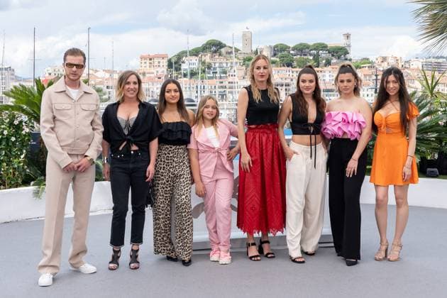 77eme Festival International du Film de Cannes Photocall with cast of Diamant Brut 77th Cannes International Film Festival Photocall with cast of Diamant Brut movie 305006 2024 05 16 Cannes France Bescond, Andrea Gorla, LÃ a Romano, Ashley Riedinger, Agathe Khebizi, Malou Fernane, Kilia Noisier, Alexandra Azougli, Idir  Copyright: xEstellexCarlierx xStarfacex STAR_305006_019