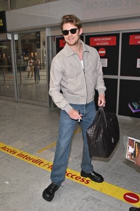 Cannes - Joe Alwyn At Nice Airport Joe Alwyn arriving at Nice airport ahead of the 77th Cannes Film Festival in Nice, France on May 16, 2024. Photo by Julien Reynaud APS-Medias ABACAPRESS.COM Nice France  Copyright: xReynaudxJulien APS-Medias ABACAx