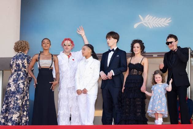Cannes - Bird Screening Robbie Ryan, Andrea Arnold, Jasmine Jobson, Carlos O Connell, Jason Buda, Frankie Box, a guest, Franz Rogowski, a guest and Barry Keoghan attend the Bird Red Carpet at the 77th annual Cannes Film Festival at Palais des Festivals on May 16, 2024 in Cannes, France. Photo by Shootpix ABACAPRESS.COM Cannes France Copyright: xShootpix ABACAx