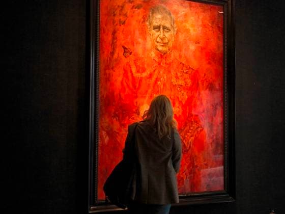 Entertainment Bilder des Tages Photograph of the first official portrait of the British king, Charles III, made by the portraitist Jonathan Yeo, where the monarch is seen dressed and wrapped in red, the uniform of the Welsh Guards with which he was appointed colonel in 1975, on display to the public in the London gallery Philip Mold, United Kingdom, 16 May 2024. El retrato oficial de Carlos III, expuesto al público !ACHTUNG: NUR REDAKTIONELLE NUTZUNG!  Copyright: xGuillermoxGarridox GRAF1826 20240516-55013590362_1