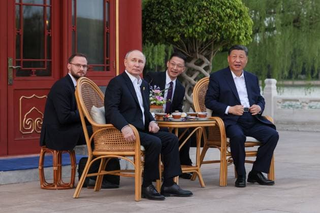 News Bilder des Tages CHINA, BEIJING - MAY 16, 2024: Russia s President Vladimir Putin and China s President Xi Jinping (L-R front) are seen during an informal meeting at the Zhongnanhai residence. Mikhail Metzel POOL TASS  70104793