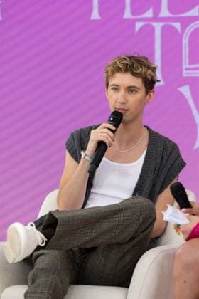 Magnum Beach press conference during the 77th Cannes International Film Festival Troye Sivan Magnum Beach press conference during the 77th Cannes International Film Festival on May 16, 2024 Cannes France Jeremy Melloul Magnum Cannes via Bestimage Magnum Beach press conference during the 77th Cannes International Film Festival on May 16, 2024 Cannes France  Copyright: xJeremyxMelloulx xBestimagexJeremyxMelloulx xBestimagex