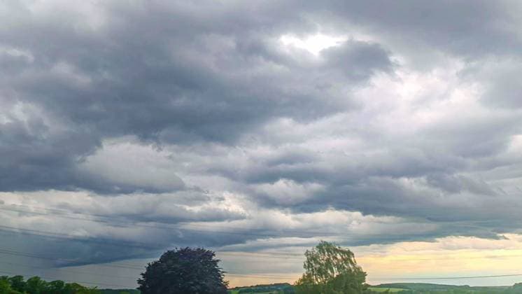 News Bilder des Tages Schwere Unwetter mit Überflutungen im Südwesten: Gewitterzelle mit Hagel sorgt für kurzzeitigen Stillstand auf der Autobahn A8 bei Gruibingen - starke Regenfälle sorgen im Kreis Göppingen für Überflutungen der Straßen Schwere Unwetter gefolgt von Starkregen ziehen am Donnerstagabend über den Südwesten hinweg. Bei Gruibingen im Landkreis Göppingen, nahe Stuttgart, bringt eine hartnäckige Gewitterzelle Hagel und Starkregen. Auf der Autobahn A8 war kurzzeitig kaum ein Vorankommen möglich. Hagelkörner prasseln zu Boden und Aquaplaning erschwert das vorankommen. Im Landkreis Göppingen sorgen zudem die vielen Regenmengen für kurzzeitige Überflutungen von Straßen und Fahrbahnen. Der Deutsche Wetterdienst warnt im Südwesten noch Copyright: xEinsatzReport24x