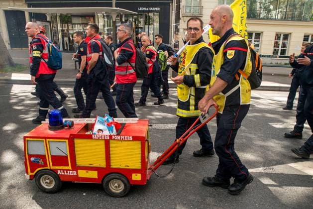 News Bilder des Tages Firefighters Demonstrate - Paris Firefighters during a nationwide protest and strike day called by all the firefighter unions, to ask for an increase in the firefighters bonus, which rewards their courage and dedication, a financial benefit for firefighters mobilized during the Paris 2024 Olympic Games and for a better protection against toxic substances, in Paris, France, on May 16, 2024. Photo by Denis Prezat ABACAPRESS.COM Paris France  Copyright: xPrezatxDenis ABACAx