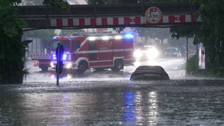News Bilder des Tages Schwere Unwetter wüten seit den Abendstunden in der Innenstadt von Nürnberg. Sinnflutartige Regenfälle und Hagelschlag führen zu großen Problemen. Die Kanalisation schafft die Wassermassen nicht mehr. Zahlreiche Unterführungen sind vollgelaufen. Autos schwimmen bis zu einem Meter im Wasser. Die Feuerwehr ist machtlos. Sie kann nur den Gefahrenbereich absperren. Die Autofahrer konnten sich aus den Fluten retten. Die Unwetter sind seit einer Stunde stationär über Nürnberg. Betroffen ist vor allem die Oststadt. Die schweren Regenfälle sorgten dafür, dass es in Nürnberg zu dramatischen Situationen kam. Auf der Zerzabelshofstraße blieben Fahrzeuge unter Unterführungen stecken. Sie schwammen in den Wassermassen. Auch Personen waren