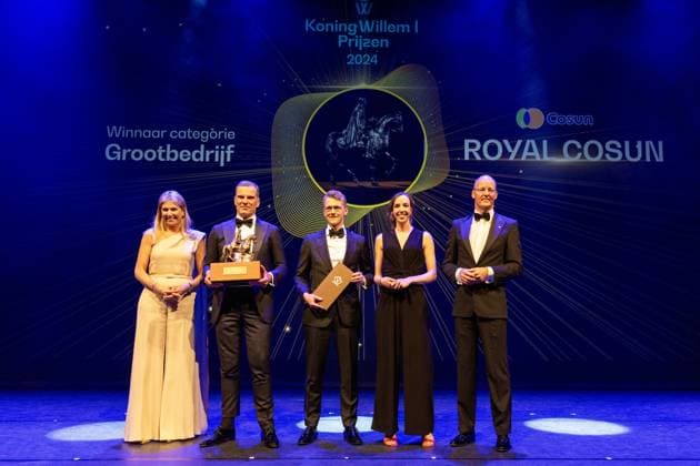 ZWOLLE - Queen Maxima with the prize winners Royal COSUN in the large company category during the presentation of the King Willem I Prizes 2024 in the Zwolle Theater De Spiegel. ANP VINCENT JANNINK netherlands out - belgium out  Copyright: xx x498664245x originalFilename: 498664245.jpg