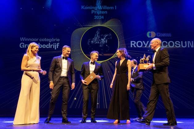 ZWOLLE - Queen Maxima with the prize winners Royal COSUN in the large company category during the presentation of the King Willem I Prizes 2024 in the Zwolle Theater De Spiegel. ANP VINCENT JANNINK netherlands out - belgium out  Copyright: xx x498664302x originalFilename: 498664302.jpg