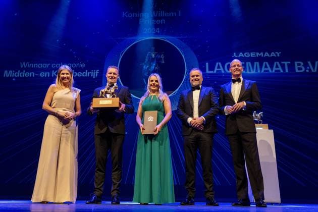 ZWOLLE - Queen Maxima with the prize winners Lagemaat BV in the SME category during the presentation of the King Willem I Prizes 2024 in the Zwolle Theater De Spiegel. ANP VINCENT JANNINK netherlands out - belgium out  Copyright: xx x498664496x originalFilename: 498664496.jpg