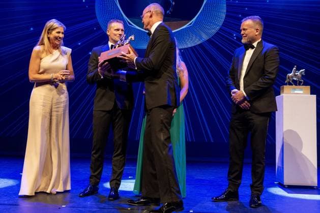 ZWOLLE - Queen Maxima with the prize winners Lagemaat BV in the SME category during the presentation of the King Willem I Prizes 2024 in the Zwolle Theater De Spiegel. ANP VINCENT JANNINK netherlands out - belgium out  Copyright: xx x498664654x originalFilename: 498664654.jpg