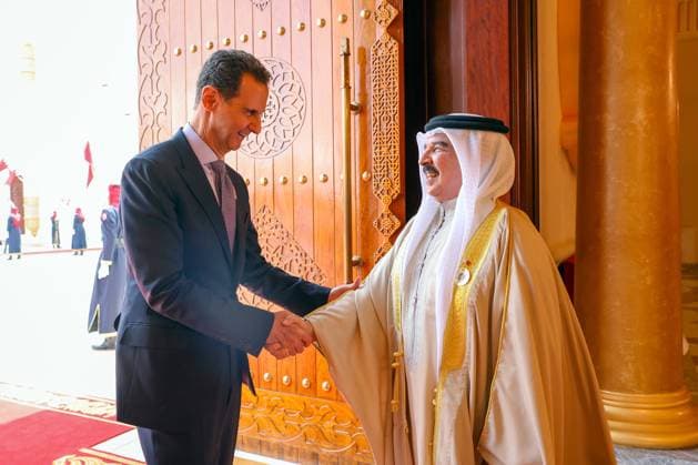 Treffen der Arabischen Liga in Bahrain Bahrain s King Hamad bin Isa Al Khalifa (R) receiving Syrian President Bashar al-Assad (L) in Manama in Bahrain, on Thursday, May 16, 2024, ahead of the 33rd Arab League.  BAH2024051608 BahrainxNewsxAgencyx(BNA)