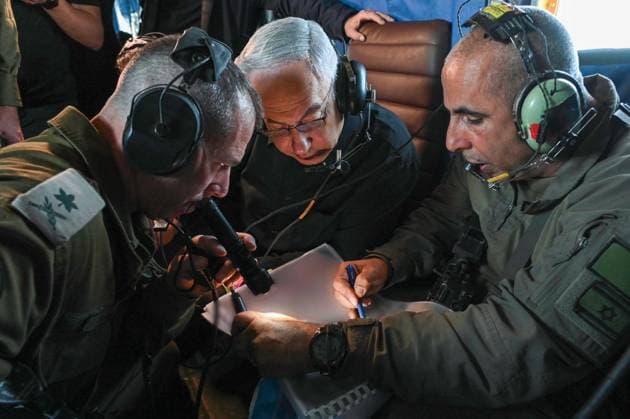 News Themen der Woche KW20 May 16, 2024, Southern District, Gaza Strip: Israeli Prime Minister BENJAMIN NETANYAHU (C) takes an aerial tour over the Gaza Strip receiving a briefing on activity in the Strip from the 162nd Division commander while focusing in depth on the operations of the Division in the Rafah sector. After the flight the PM visited the 55th Artillery Battalion at the Bnei Netzarim base where he met with soldiers and officers. Southern District Gaza Strip - ZUMAi99_ 20240516_zip_i99_001 Copyright: xMaayanxToaf IsraelxGpox