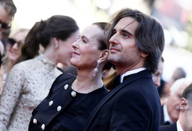 J MontÃ e des marches du film Â Megalopolis Â lors du 77eme Festival International du Film de Cannes Dimitri Rassam et sa mere Carole Bouquet MontÃ e des marches du film Â Megalopolis Â lors du 77eme Festival International du Film de Cannes, au Palais des Festivals Ã Cannes On may 16th 2024 Jacovides Moreau Bestimage Red carpet of the movie Â Megalopolis Â during the 77th Cannes International Film Festival at the Palais des Festivals in Cannes, France On may 16th 2024 Cannes France  Copyright: xJACOVIDES-MOREAUx xBESTIMAGExJACOVIDES-MOREAUx xBESTIMAGEx