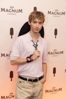 magnum day1 party Troye sivan Magnum beach party during the 77th Cannes International Film Festival on May 16, 2024 Cannes France Jeremy Melloul Magnum Cannes via Bestimage Magnum Beach party during the 77th Cannes International Film Festival on May 16, 2024 Cannes France  Copyright: xJeremyxMelloulx xMagnumxCannesxviaxBestimagexJeremyxMelloulx xMagnumxCannesxviaxBestimagex