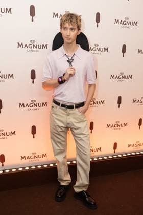 magnum day1 party Troye sivan Magnum beach party during the 77th Cannes International Film Festival on May 16, 2024 Cannes France Jeremy Melloul Magnum Cannes via Bestimage Magnum Beach party during the 77th Cannes International Film Festival on May 16, 2024 Cannes France  Copyright: xJeremyxMelloulx xMagnumxCannesxviaxBestimagexJeremyxMelloulx xMagnumxCannesxviaxBestimagex