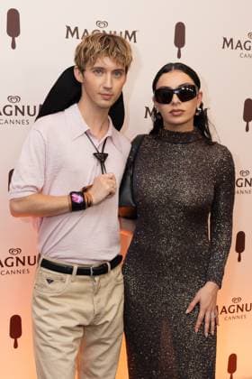 magnum day1 party Troye sivan, Charlie XCX Magnum beach party during the 77th Cannes International Film Festival on May 16, 2024 Cannes France Jeremy Melloul Magnum Cannes via Bestimage Magnum Beach party during the 77th Cannes International Film Festival on May 16, 2024 Cannes France  Copyright: xJeremyxMelloulx xMagnumxCannesxviaxBestimagexJeremyxMelloulx xMagnumxCannesxviaxBestimagex