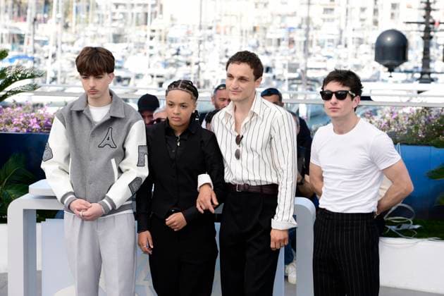 CANNES, FRANCE MAY 17 L R Jason BUDA, actor, Nykiya ADAMS, actress, Franz ROGOWSKI, actor, Barry KEOGHAN, actor, during the photocall of the film Bird in competition at the 77th Cannes Film Festival at the Palais des Festivals on May 17, 2024 in Cannes, France CELEBRITES 77eme Festival de Cannes Photocalls 17 05 2024 ValentinaClaret Panoramic 