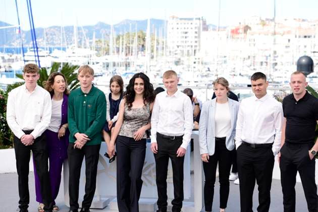 CANNES, FRANCE MAY 17 G D Armand SANCEY RICHARD, actor, Muriel MEYNARD, producer , Mathis BERNARD, actor, Luna GARRET, actress, Louise COURVOISIER, director, Clement FAVEAU, actor, Maïwene BARTHELEMY, actress, Dimitry BAUDRY actor, Lucas MARILLIER, actor, during the photocall of the film Twenty Gods in the Un Certain Regard competition at the 77th Cannes Film Festival at the Palais des Festivals on May 17, 2024 in Cannes, France CELEBRITES 77eme Festival de Cannes Photocalls 17 05 2024 ValentinaClaret Panoramic
