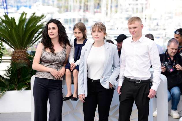 CANNES, FRANCE MAY 17 G D Louise COURVOISIER, realisatrice, Luna GARRET, actrice, Maïwene BARTHELEMY, actrice, Clement FAVEAU, acteur, lors du photocall du film  Vingt Dieux  en competition Un Certain Regard au 77eme Festival de Cannes au Palais des Festivals le 17 mai 2024 eCannes, France CELEBRITES 77eme Festival de Cannes Photocalls 17 05 2024 ValentinaClaret Panoramic