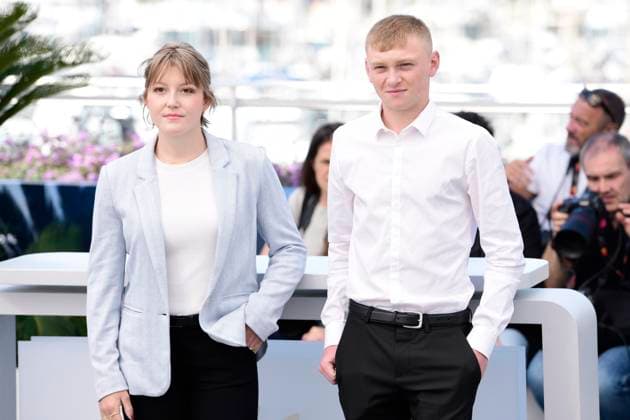 CANNES, FRANCE MAY 17 G D MaÃ¯wene BARTHELEMY, actrice, Clement FAVEAU, acteur, lors du photocall du film Â Vingt Dieux Â en competition Un Certain Regard au 77eme Festival de Cannes au Palais des Festivals le 17 mai 2024 eCannes, France CELEBRITES 77eme Festival de Cannes Photocalls 17 05 2024 ValentinaClaret Panoramic 