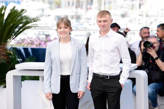 CANNES, FRANCE MAY 17 G D MaÃ¯wene BARTHELEMY, actrice, Clement FAVEAU, acteur, lors du photocall du film Â Vingt Dieux Â en competition Un Certain Regard au 77eme Festival de Cannes au Palais des Festivals le 17 mai 2024 eCannes, France CELEBRITES 77eme Festival de Cannes Photocalls 17 05 2024 ValentinaClaret Panoramic 