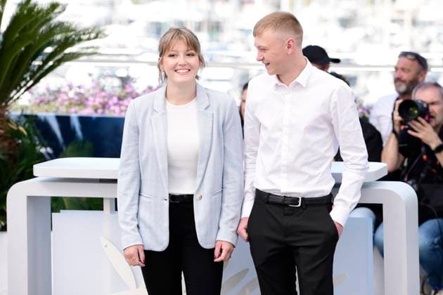 CANNES, FRANCE MAY 17 G D MaÃ¯wene BARTHELEMY, actrice, Clement FAVEAU, acteur, lors du photocall du film Â Vingt Dieux Â en competition Un Certain Regard au 77eme Festival de Cannes au Palais des Festivals le 17 mai 2024 eCannes, France CELEBRITES 77eme Festival de Cannes Photocalls 17 05 2024 ValentinaClaret Panoramic 