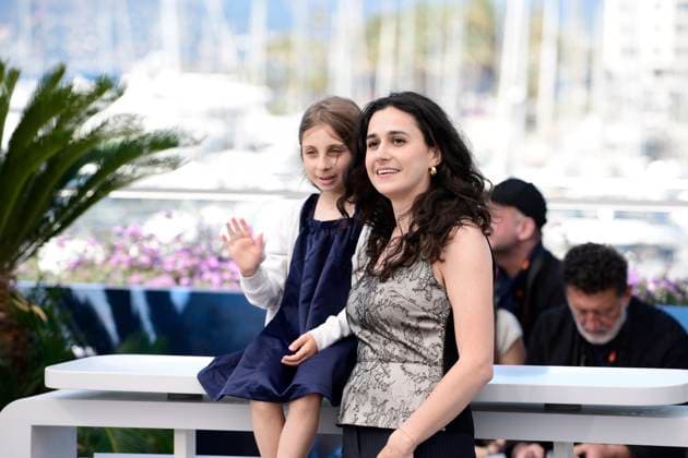 CANNES, FRANCE MAY 17 G D Luna GARRET, actrice, Louise COURVOISIER, realisière, lors du photocall du film Â Vingt Dieux Â en competition Un Certain Regard au 77eme Festival de Cannes au Palais des Festivals le 17 mai 2024 eCannes, France CELEBRITES 77eme Festival de Cannes Photocalls 17 05 2024 ValentinaClaret Panoramic 