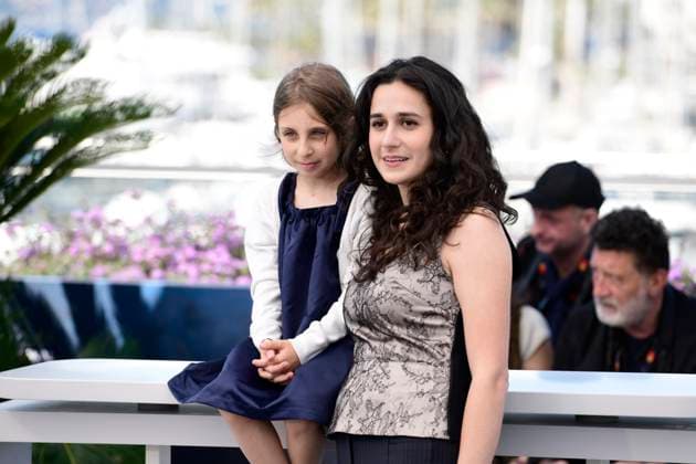 CANNES, FRANCE MAY 17 G D Louise COURVOISIER, realisatrice, Luna GARRET, actrice, Maïwene BARTHELEMY, actrice, Clement FAVEAU, acteur, lors du photocall du film  Vingt Dieux  en competition Un Certain Regard au 77eme Festival de Cannes au Palais des Festivals le 17 mai 2024 eCannes, France CELEBRITES 77eme Festival de Cannes Photocalls 17 05 2024 ValentinaClaret Panoramic