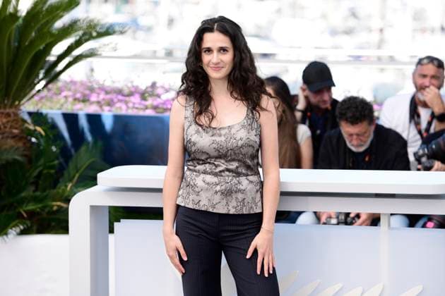 CANNES, FRANCE MAY 17 G D Louise COURVOISIER, director, during the photocall of the film Â Vingt Dieux Â in competition Un Certain Regard at the 77th Cannes Film Festival at the Palais des Festivals on May 17, 2024 in Cannes, France CELEBRITES 77eme Festival de Cannes Photocalls 17 05 2024 ValentinaClaret Panoramic 