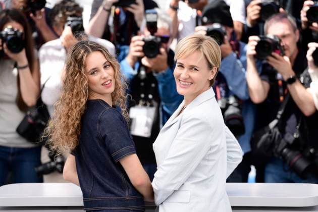 CANNES, FRANCE MAY 17 G D Tess BARTHELEMY, actress, Judith GODRECHE, director, during the photocall of the short film Â Moi aussi Â from Seance Speciale at the 77th Cannes Film Festival at the Palais des Festivals on May 17, 2024 in Cannes, France CELEBRITES 77eme Festival de Cannes Photocall 17 05 2024 ValentinaClaret Panoramic 