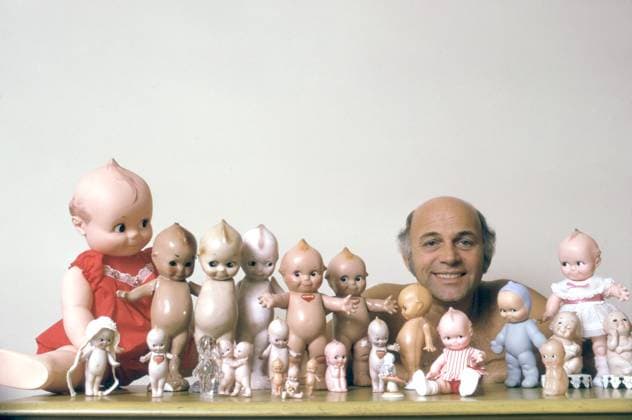 Archivbilder der Woche KW20 Gavin MacLeod posing with a collection of Kewpie Dolls, 1974. photo: Gene Trindl TV Guide courtesy Everett CollectionPSDGAMA EC004 PUBLICATIONXNOTxINxCANxCHNxFRAxITAxJPNxNORxPOLxRUSxESPxUKxUSA Copyright: xx PSDGAMA EC004 PSDGAMA_EC004_H