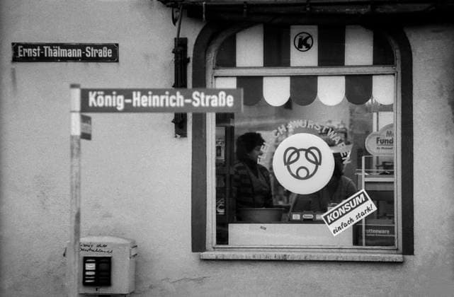 Archivbilder der Woche KW20 Merseburg Deutschland, Merseburg, 15.01.1992, Köng-Heinrich-Straße, Ernst-Thälmann-Straße, Fleischerei, Konsum, Fleisch - und Wurstwaren, Â *** Merseburg Germany, Merseburg, 15 01 1992, Köng Heinrich Straße, Ernst Thälmann Straße, butchers shop, Konsum, meat and sausage products, Â