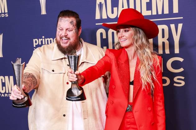 Bilder des Jahres 2024, Entertainment 05 Mai Entertainment Themen der Woche KW20 May 16, 2024, Frisco, Tx, USA: Jelly Roll, winner of the Music Event of the Year award for Save Me, and Lainey Wilson, winner of the Entertainer of the Year award, Female Artist of the Year, and Music Event of the Year award for Save Me,Ã¢â‚¬Âpose in the press room during the 59th Academy of Country Music Awards at The Ford Center at The Star on May 16, 2024 in Frisco, Texas. Frisco USA - ZUMAs181 20240516_zea_s181_442 Copyright: xOzziexBx