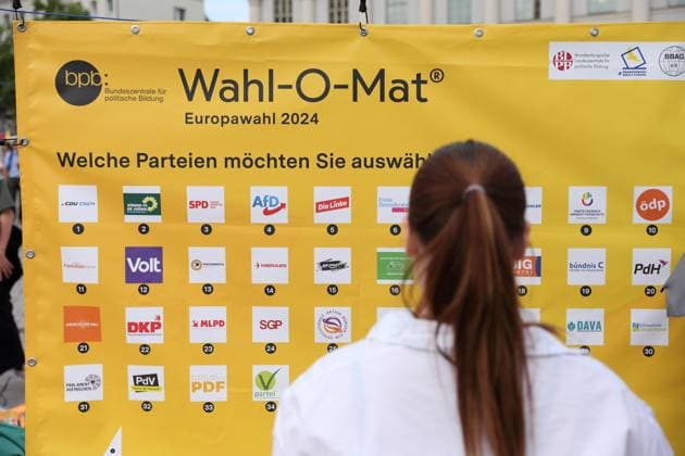 News Themen der Woche KW20 News Bilder des Tages Menschen stehen vor einem analogen Wahl-O-Mat zum Aufkleben zur Europawahl 2024 beim Europafest auf dem Alten Markt in Potsdam, 17. Mai 2024. Die Wahl findet am 9. Juni statt. Europawahl: Wahl-O-Mat zum Aufkleben *** People stand in front of an analog election O Mat to stick on for the European Election 2024 at the European Festival on the Old Market in Potsdam, 17 May 2024 The election will take place on 9 June European Election Election O Mat to stick on