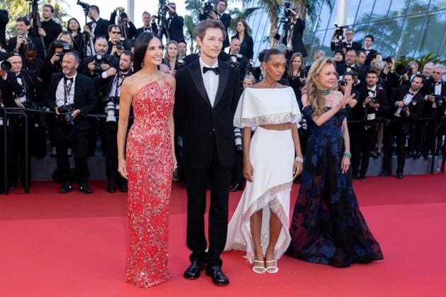 B MontÃ e des marches du film Â Kinds of Kindness Â lors du 77eme Festival International du Film de Cannes Demi Moore, Mike Faist, Sophie Wilde, Caroline Scheufele MontÃ e des marches du film Â Kinds of Kindness Â lors du 77eme Festival International du Film de Cannes, au Palais des Festivals Ã Cannes Le 17 mai 2024 Olivier Borde Bestimage Red carpet of the movie Â Kinds of Kindness Â during the 77th Cannes International Film Festival at the Palais des Festivals in Cannes, France On may 17th 2024 Cannes France  Copyright: xOLIVIERxBORDEx xBESTIMAGExOLIVIERxBORDEx xBESTIMAGEx