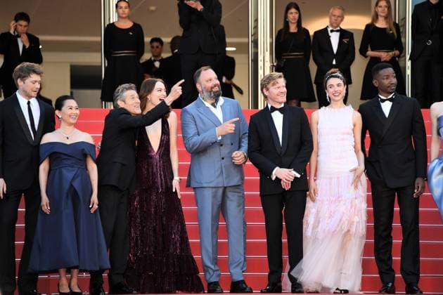 Cannes, 77th Cannes Film Festival 2024, Red carpet film Kinds of Kindness In the photo: Joe Alwyn, Hong Chau, Willem Dafoe, Emma Stone, Yorgos Lanthimos, Jesse Plemons, Margaret Qualley, Mamoudou Athie  Copyright: xAlbertoxTerenghix xipa-agency.nex xPoolxPhotoxEventsx03x IPA_Agency_IPA46189067